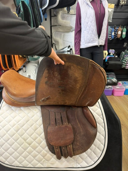 PRE-LOVED: Camelot Saddle 17"